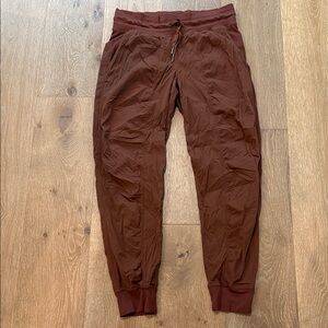 Lululemon women’s 8 Brown dance joggers
